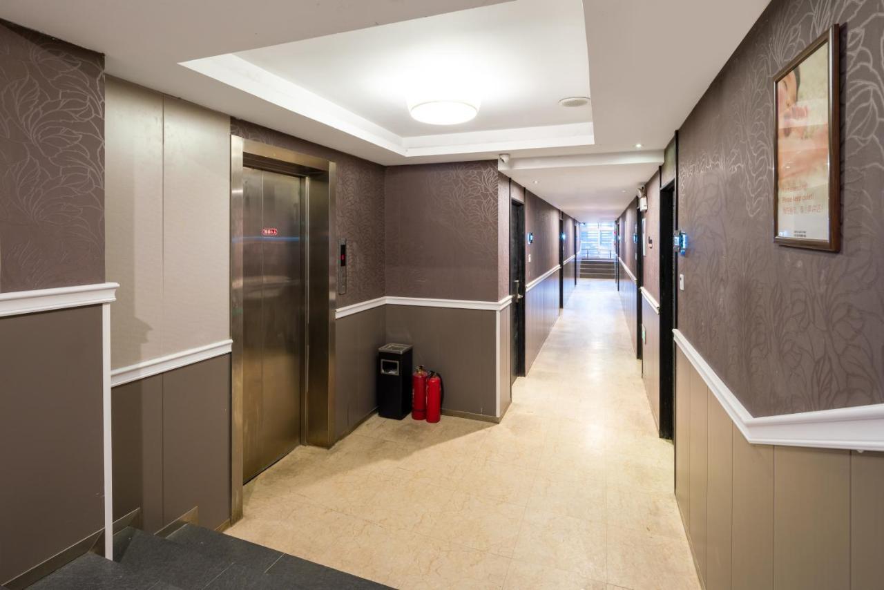 Spring Time Hostel--Nearby Tiananmen Square & Forbidden City & Wangfujing Street & Line 5,6 Subway Nearby,Free Wifi Beijing Exterior photo